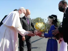 البابا فرنسيس يصل إلى مطار بغداد الدولي في 5 مارس/آذار 2021