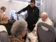 البابا فرنسيس يعقد مؤتمرًا صحافيًّا على متن الطائرة العائدة من المجر إلى إيطاليا