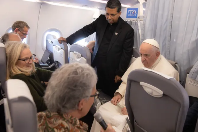 البابا فرنسيس يعقد مؤتمرًا صحفيًّا على متن الطائرة العائدة من المجر إلى إيطاليا