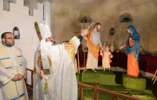 المطران وردة يفتتح مغارة العائلة المقدّسة بمناسبة عيد ميلاد مريم العذراء في مزار مار إيليا بأربيل، العراق مصدر الصورة: إيبارشية أربيل الكلدانية