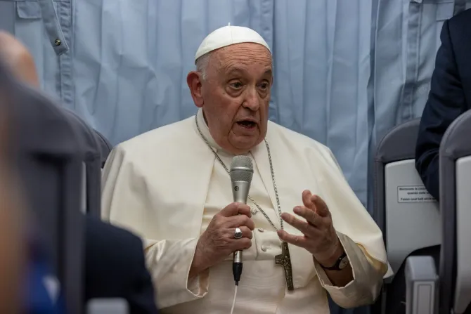 البابا فرنسيس يعقد مؤتمرًا صحافيًّا في خلال رحلة عودته من مرسيليا إلى إيطاليا