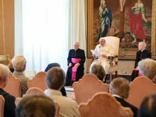 البابا فرنسيس يلتقي أخوات يسوع الصغيرات