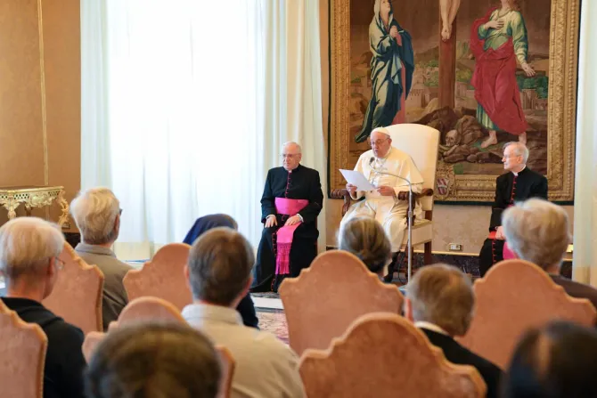البابا فرنسيس يلتقي أخوات يسوع الصغيرات