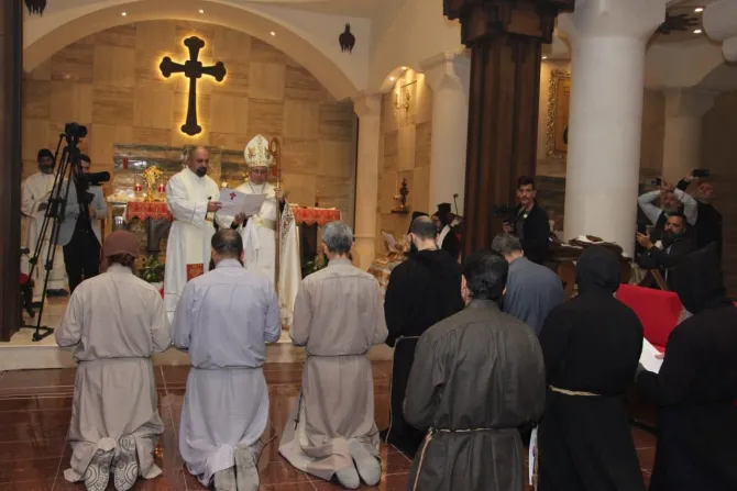 من قدّاس رتبتَي الابتداء والنذور الموقّتة لعددٍ من الإخوة المبتدئين الناذرين اللبنانيّين في كنيسة مار أدّي الرسول-كرمليس، العراق