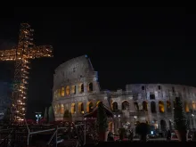 آلاف المؤمنين يصلّون رتبة درب الصليب في الكولوسيوم- روما، إيطاليا