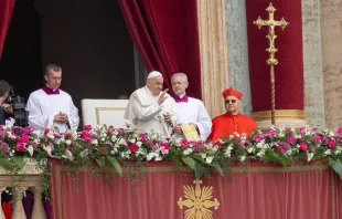 البابا فرنسيس يمنح مدينة روما والعالم بركة عيد الفصح السنويّة من الشرفة المركزيّة لبازيليك القدّيس بطرس، الفاتيكان مصدر الصورة: بابلو إسبارزا/آسي مينا