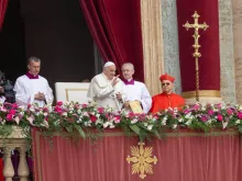 البابا فرنسيس يمنح مدينة روما والعالم بركة عيد الفصح السنويّة من الشرفة المركزيّة لبازيليك القدّيس بطرس، الفاتيكان