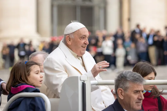 البابا فرنسيس صباح اليوم في خلال المقابلة العامّة الأسبوعيّة بساحة القدّيس بطرس-الفاتيكان