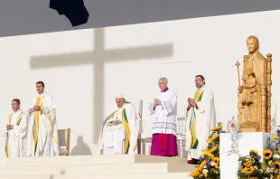 البابا فرنسيس يتلو صلاة التبشير الملائكيّ مع المؤمنين المحتشدين في ملعب الملك بودوان في بروكسل، بلجيكا مصدر الصورة: دانييل إيبانيز/آسي مينا