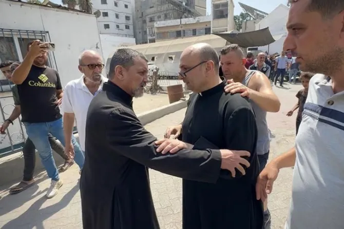 جانب من الاستهداف الإسرائيليّ لكنيسة العائلة المقدّسة للاتين في غزة