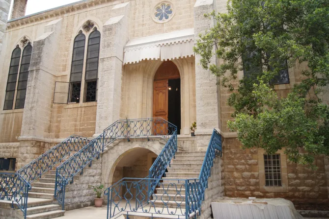 دير الرئاسة العامّة لجمعيّة راهبات العائلة المقدّسة المارونيّات في بلدة عبرين اللبنانيّة