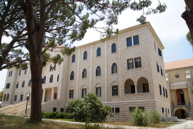 دير الرئاسة العامّة لجمعيّة راهبات العائلة المقدّسة المارونيّات في بلدة عبرين اللبنانيّة