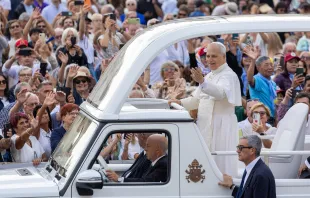 البابا لاوون الرابع عشر يجري المقابلة العامّة الأسبوعيّة صباح اليوم في ساحة القدّيس بطرس-الفاتيكان مصدر الصورة: دانييل إيبانيز/آسي مينا
