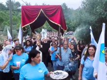 من مسيرة تكريم الأب بشارة أبو مراد في بلدة جون-الشوف، لبنان