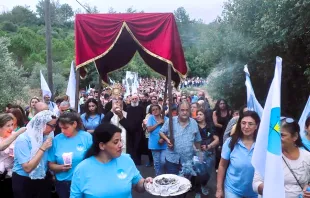 من مسيرة تكريم الأب بشارة أبو مراد في بلدة جون-الشوف، لبنان مصدر الصورة: نويل الحاج