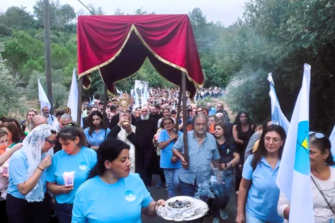 من مسيرة تكريم الأب بشارة أبو مراد في بلدة جون-الشوف، لبنان