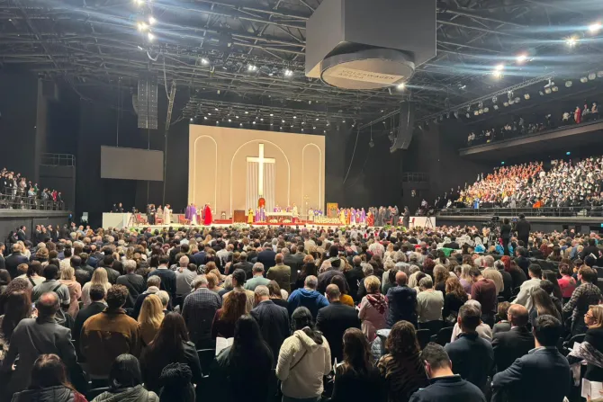 البابا لاوون يترأّس قدّاسًا في إسطنبول بحضور آلاف المؤمنين