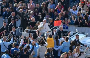 حجّاج يلوّحون بالعلم الصيني في المقابلة العامّة الأسبوعيّة مع البابا فرنسيس في 12 أكتوبر/تشرين الأوّل 2022 Provided by: Vatican Media