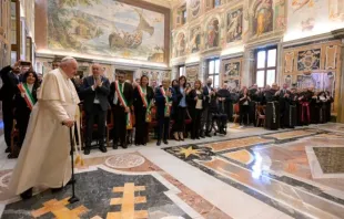 البابا يلتقي أعضاء لجنة التنسيق الكنسيّة للاحتفالات بالذكرى المئويّة الثامنة لبداية رسالة القديس فرنسيس الأسيزي Provided by: Vatican Media