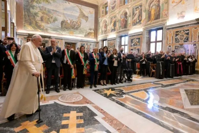 البابا يلتقي أعضاء لجنة التنسيق الكنسيّة للاحتفالات بالذكرى المئويّة الثامنة لبداية رسالة القديس فرنسيس الأسيزي