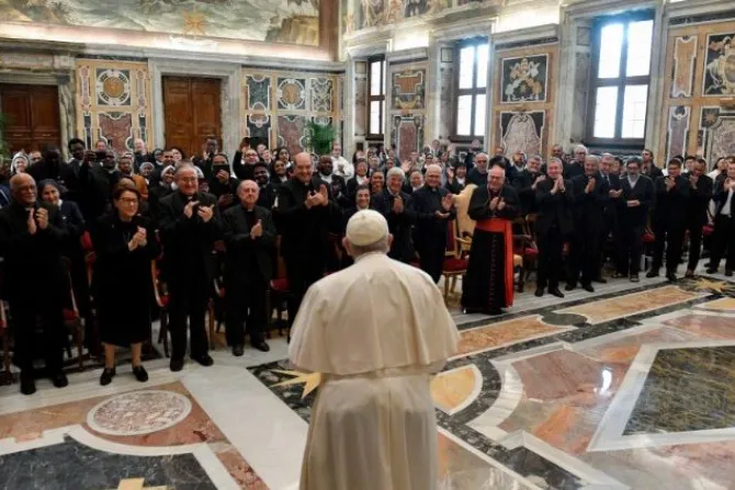 البابا فرنسيس يلتقي أعضاء معهد لاهوت الحياة المكرّسة