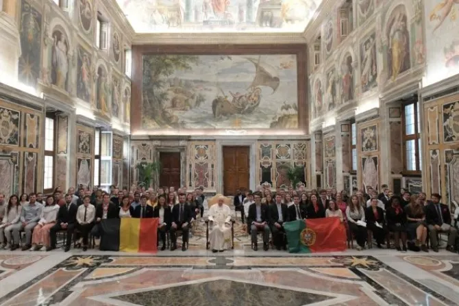 البابا فرنسيس يلتقي مجموعة من الشبان البلجيكيين في خلال رحلة حجّ إلى روما