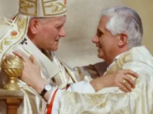 البابا يوحنا بولس الثاني يحيّي الكاردينال جوزيف راتزينغر في 22 أكتوبر/تشرين الأوّل 1978