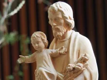 تمثال مار يوسف يحمل الطفل يسوع